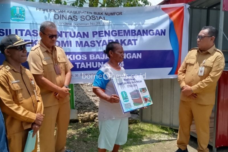 Pelaksana Tugas Sekretaris Daerah Biak Numfor, Papua ZL Mailoa menyerahkan bantuan kios kepada perwakilan pelaku UMKM orang asli Papua,Senin (30/09). ANTARA/Muhsidin