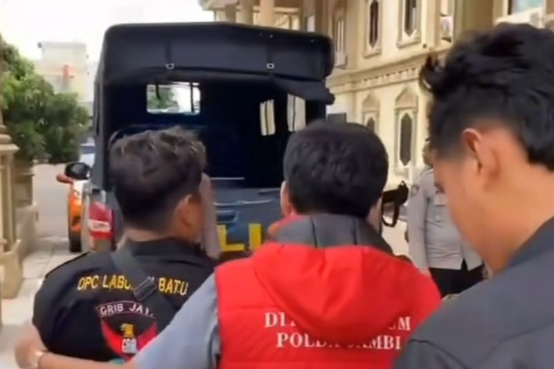 Polda Jambi menangkap seorang DPO Polres Labuhan Batu, Sumatera Utara saat tiba di Jambi, Minggu (29/9/2023). (ANTARA/HO-Polda Jambi)