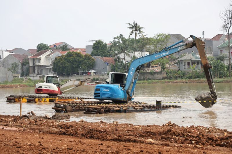 Suku Dinas Sumber Daya Air (Sudin SDA) Jakarta Selatan mengerjakan pembangunan Embung Pemuda di Jalan Pemuda 1, Srengseng Sawah, Jagakarsa, Jakarta Selatan, Senin (1/7/2024). ANTARA/HO-Pemprov DKI Jakarta