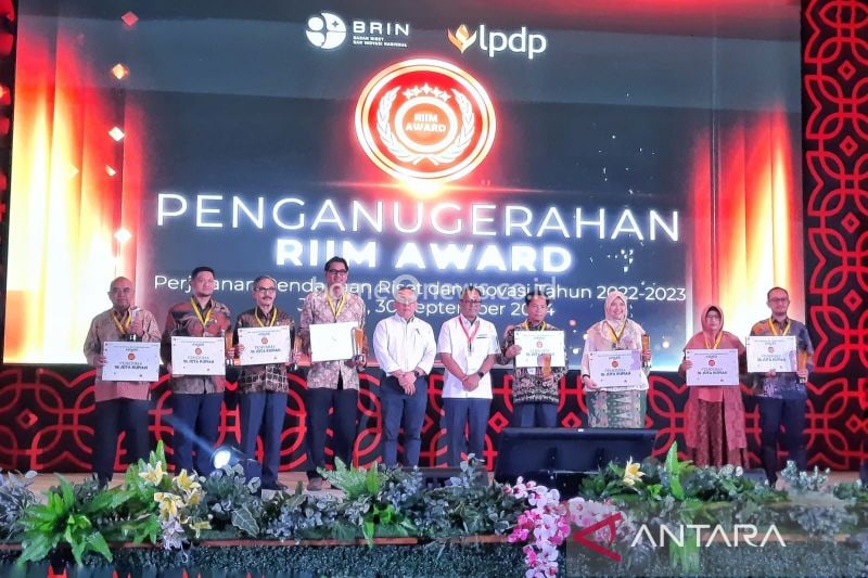 BRIN bersama dengan LPDP membrikan penghargaaan kepada para periset berprestasi melalui kegiatan Riset dan Inovasi untuk Indonesia Maju (RIIM) Award Tahun 2024. (ANTARA/Chairul Rohman)