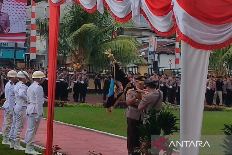 Irjen Pol Ydhiawan saat menyerahkan Pataka Polda Sulut Maesa'an Waya kepada Kapolda Irjen Pol Roycke Harry Langie. ANTARA/Jorie Darondo