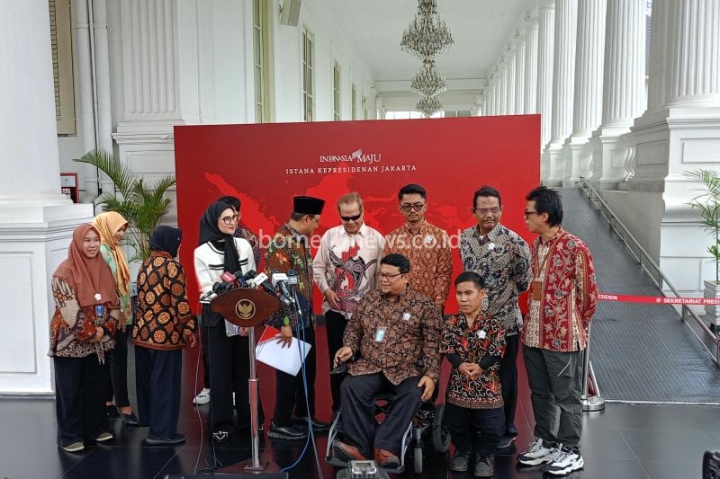 Staf Khusus Presiden Angkie Yudistia didampingi pengurus organisasi Perkumpulan Penyandang Disabilitas Indonesia (PPDI) menyampaikan keterangan di kompleks Istana Kepresidenan Jakarta, Senin (30/9/2024). (ANTARA/Rangga Pandu Asmara Jingga)