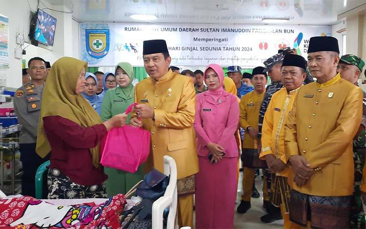 Pj Bupati Kobar Budi Santosa kunjungi pasien yang dirawat di RSUD Sultan Imanuddin Pangkalan Bun. (Foto : DANANG)