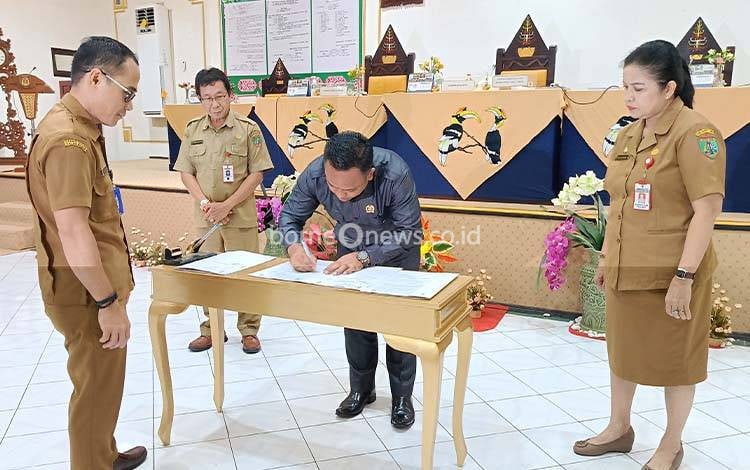Ketua Sementara DPRD Barito Timur, Nursulistio, menandatangani keputusan tentang pimpinan definitif DPRD Barito Timur periode 2024-2029 dalam rapat paripurna yang digelar, Senin, 30 September 2024. (FOTO: AGUSTINUS BOLE MALO)