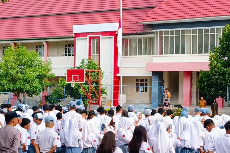 Kasubsatgas Edukasi Satgas Preemtif Operasi Mantap Praja (OMP) Tinombala Polda Sulteng AKP Reky Pilperi H. Moniung edukasi pelajar SMAN 2 Palu di Palu, Senin (30/9/2024). (ANTARA/HO-Humas Polda Sulteng)