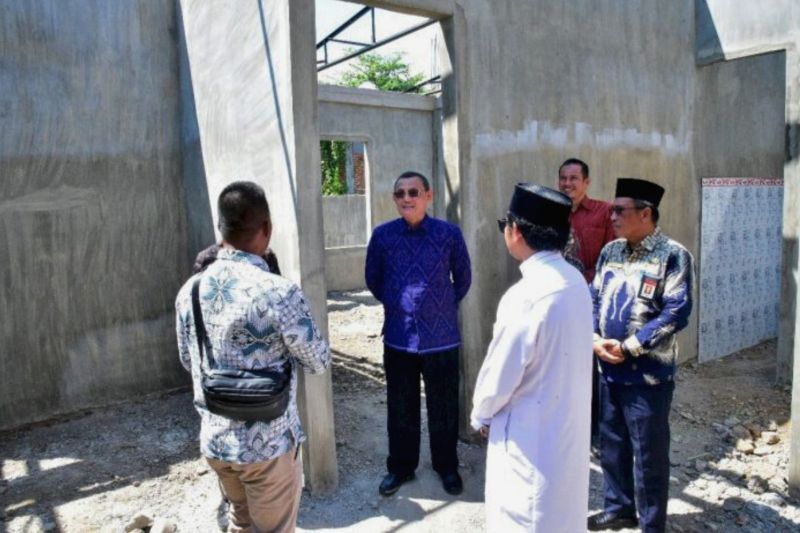 Sekretaris Utama BNPT Bangbang Surono (tengah) dalam kunjungan kerja di Nusa Tenggara Barat (NTB), Jumat (27/9/2024). ANTARA/HO-BNPT RI