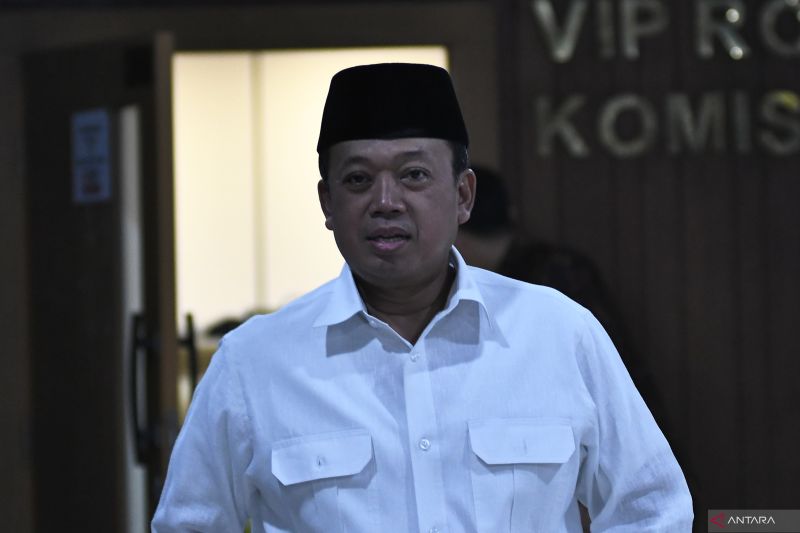 Ketua Panitia Khusus (Pansus) Angket Haji Nusron Wahid berjalan saat akan memasuki ruangan rapat Komisi II, Gedung Parlemen, Senayan, Jakarta, Senin (2/9/2024). ANTARA FOTO/Fakhri Hermansyah/foc.