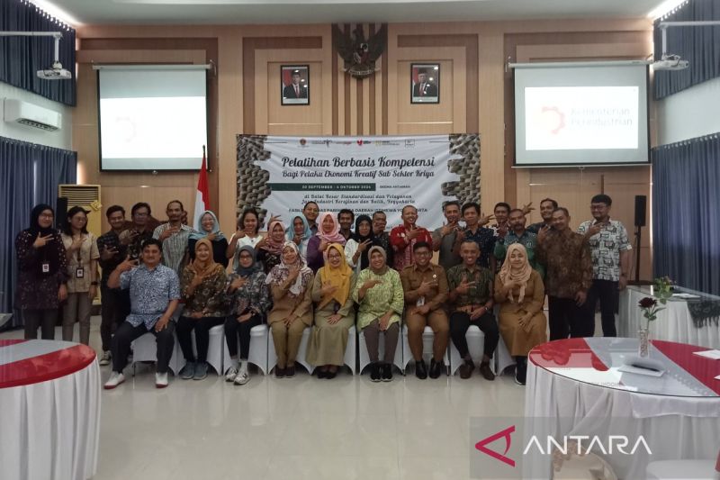 Pelatihan berbasis kompetensi bagi pelaku ekonomi kreatif subsektor kriya dengan fokus keterampilan anyaman dari Daerah Istimewa Yogyakarta yang digelar BBSPJIKB Yogyakarta bersama Dinas Pariwisata DIY di Yogyakarta. Senin (30/9/2024) (ANTARA/Hery Sidik)