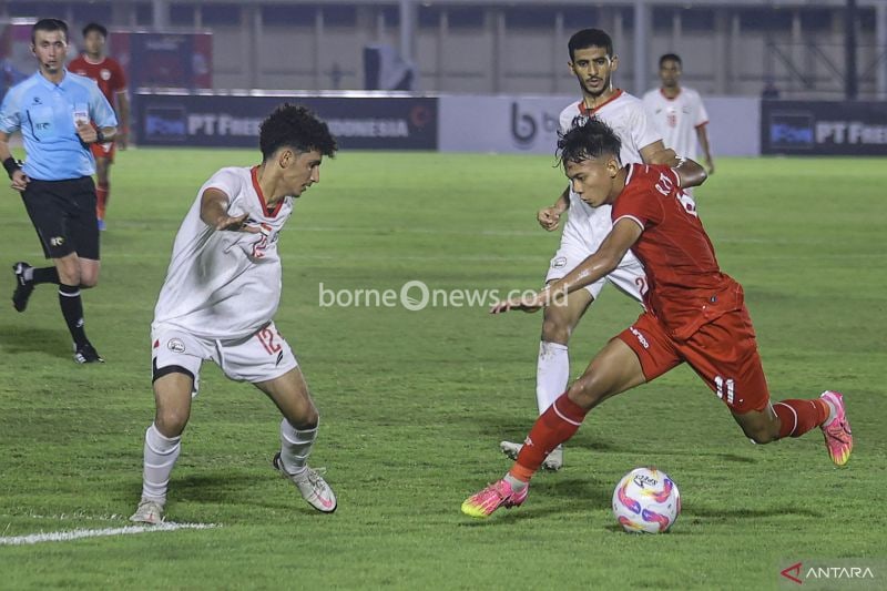 Pesepak bola Timnas Indonesia U-20 M Riski Afrisal (kanan) berusaha melewati pesepakbola Timnas Yaman U-20 Saeed Abdullah Al-Shaban (kiri) saat bertanding pada Kualifikasi Piala Asia U-20 2025 Grup F di Stadion Madya Gelora Bung Karno, Jakarta, Minggu (29/9/2024). ANTARA FOTO/Dhemas Reviyanto/YU