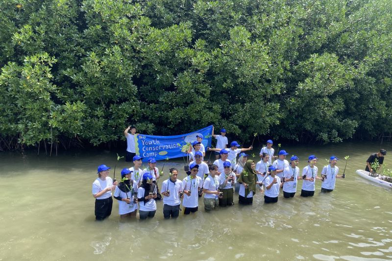 Para peserta Youth Conservation Camp saat berfoto usai penanaman mangrove di Pulau Pramuka, Kepulauan Seribu Jakarta, Senin (30/9/2024). ANTARA/Prisca Triferna.