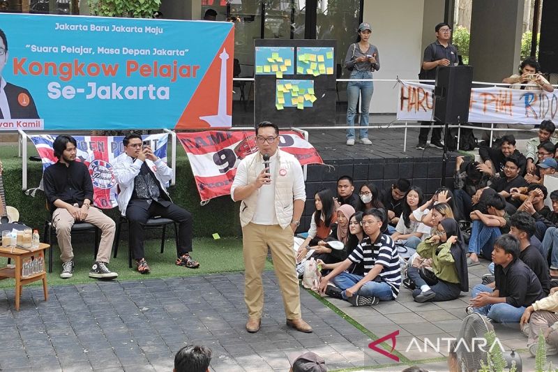 Calon gubernur DKI Jakarta nomor urut 01 Ridwan Kamil saat berdiskusi dengan para pelajar di Kantor DPD Golkar DKI Jakarta, Sabtu (28/9/2024). ANTARA/Ilham Kausar/am.