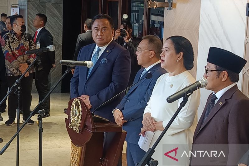 Ketua DPR Puan Maharani (kedua kanan), menjawab pertanyaan wartawan di Gedung Nusantara II DPR, Senayan, Jakarta, Senin (30/9/2024). ANTARA/Donny Aditra