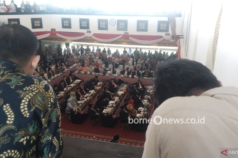 Sebanyak 50 anggota DPRD Kota Palembang, Sumatera Selatan periode 2024-2029 resmi dilantik di Palembang, Senin (30/9/2024). (ANTARA/ M Imam Pramana)