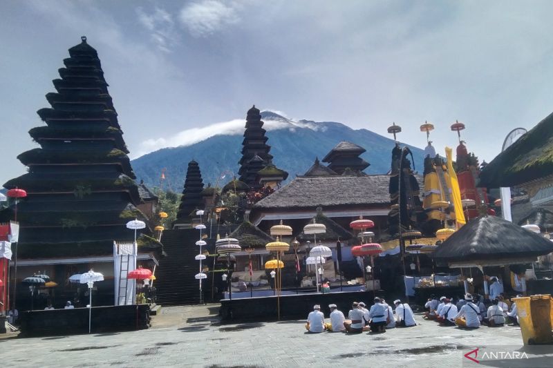 Pendakian Gunung Agung Ditutup Sementara untuk Upacara Agama