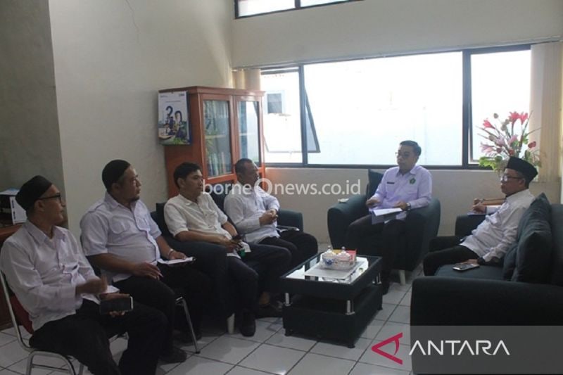 Kepala Seksi Bimas Islam Kemenag Minahasa Abshori Abdillah saat memberikan arahan kepada ASN, di Manado, Senin (30/9/2024). ANTARA/HO-Kemenag Minahasa