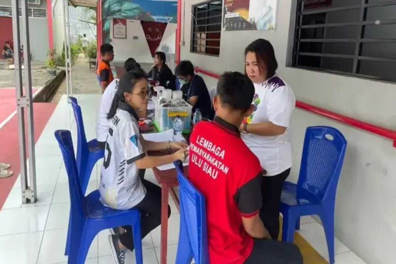 Petugas kesehatan melakukan pemeriksaan kesehatan warga binaan pemasyarakatan Lapas Ulu Siau. ANTARA/HO-Lapas Ulu Siau