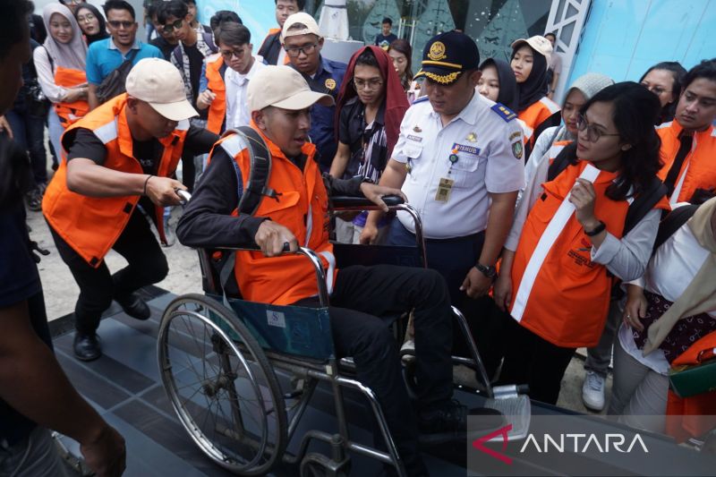 Uji coba alat transportasi untuk atlet Peparnas di Solo, Jawa Tengah, Senin (30/9/2024). ANTARA/Mohammad Ayudha