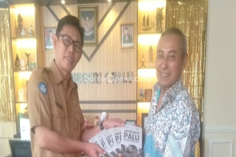 Tokoh Pers Palu Donasikan Buku Tentang Bencana untuk Pendidikan