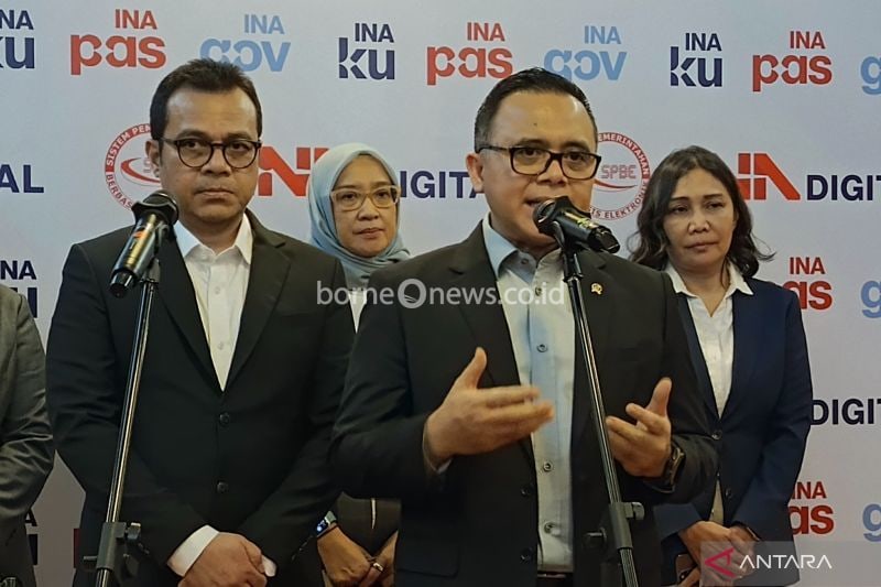 Menteri Pendayagunaan Aparatur Negara dan Reformasi Birokrasi (PANRB) Abdullah Azwar Anas (kanan), dan Wakil Menteri Komunikasi dan Informatika Nezar Patria (kiri) dalam acara Rilis Terbatas Tahap Pertama INApas, INAku, dan INAgov di Jakarta, Senin (30/9/2024). ANTARA/Muzdaffar Fauzan