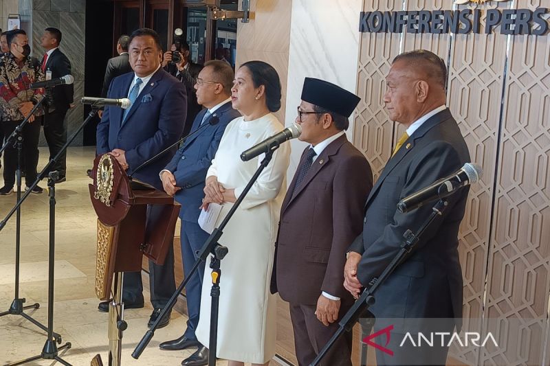 Ketua DPR RI Puan Maharani (tengah), menjawab pertanyaan wartawan di Gedung Nusantara II DPR, Senayan, Jakarta, Senin (30/9/2024). ANTARA/Donny Aditra