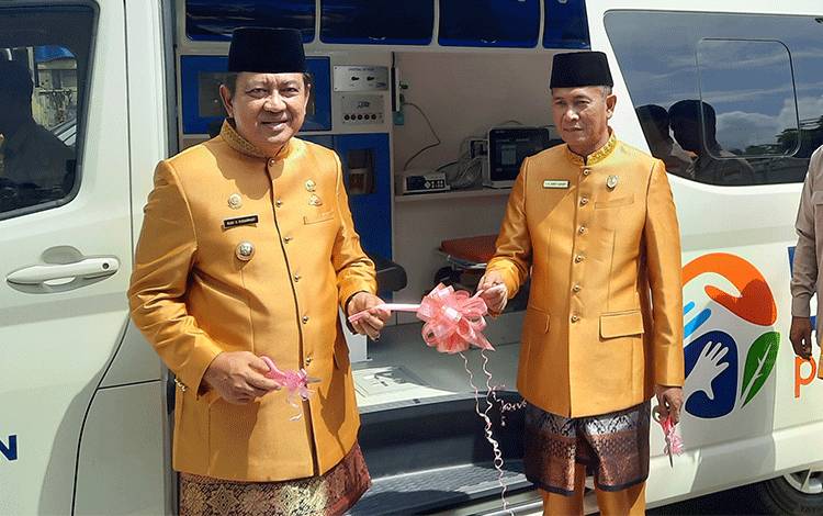 Ketua Sementara DPRD Kobar Arief Asrofi bersama Pj Bupati Kobar Budi Santosa saat meresmikan layanan ambulan gratis.