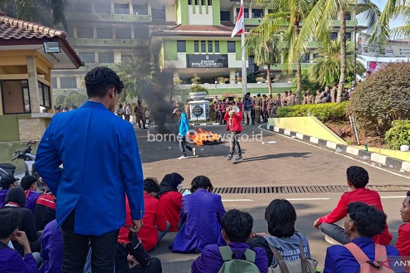 Sejumlah mahasiswa dari berbagai elemen melakukan aksi unjuk rasa dengan membakar ban di depan Kantor Bupati Tangerang. ANTARA/Azmi Samsul Maarif