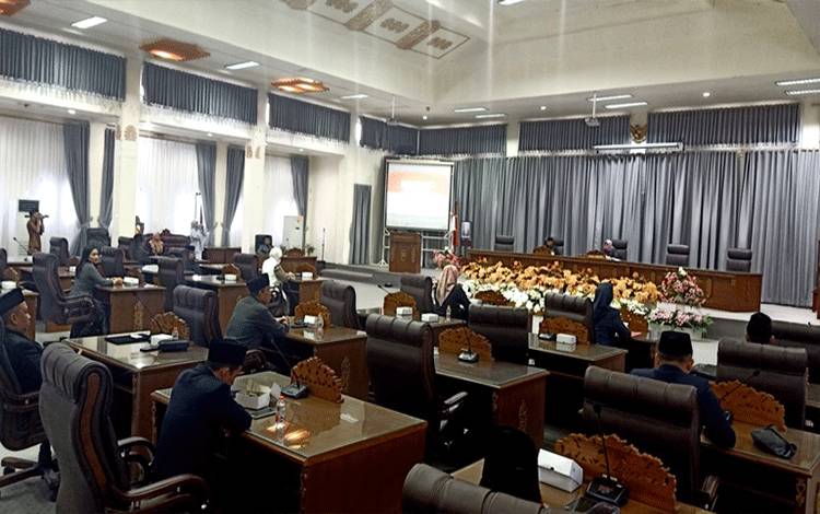 Rapat Paripurna IV DPRD tentang Perubahan APBD 2024 dibatalkan karena tidak memenuhi kuorum, di gedung DPRD setempat, Senin, 30 September 2024. (foto: Dhani)