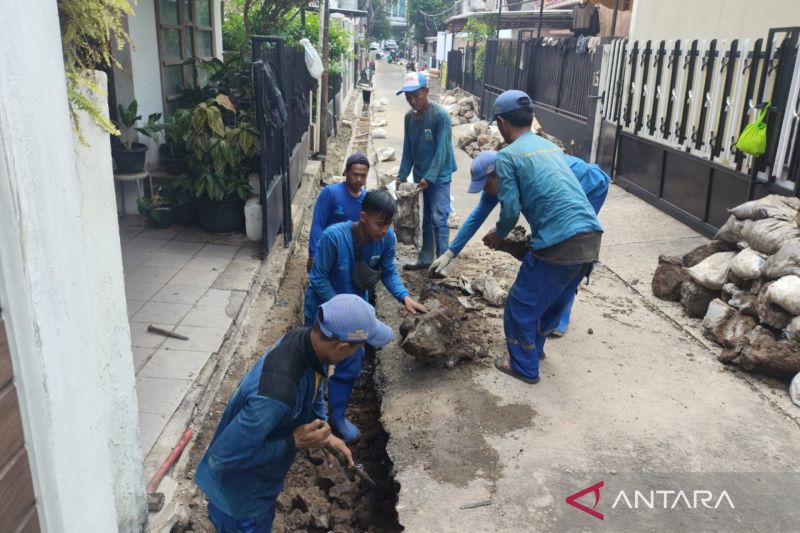 Pekerjaan normalisasi saluran di Jalan Bendungan Hilir gang 12 RT 02/03, Bendungan Hilir, Tanah Abang, Jakarta Pusat, Senin (30/9/2024). (ANTARA/HO-Pemerintah Kota Jakarta Pusat)