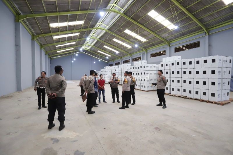 Wakapolresta Banjarmasin AKBP Arwin Amrih Wientama berserta jajaran saat meninjau gudang logistik KPU guna memastikan keamanan logistik jelang Pilkada 2024 di kota setempat. (ANTARA/HO-Humas Polresta Banjarmasin)