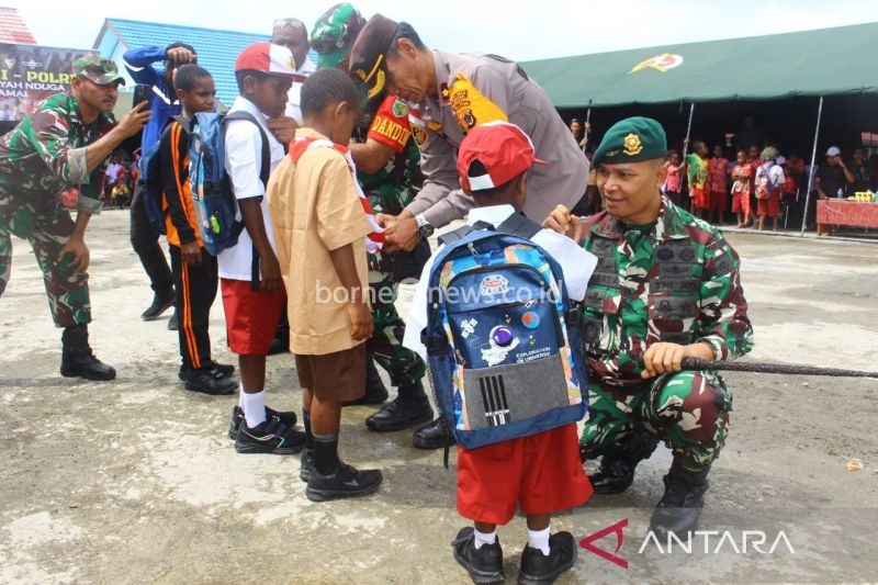 TNI Serahkan 300 Paket Bantuan untuk Pelajar di Nduga