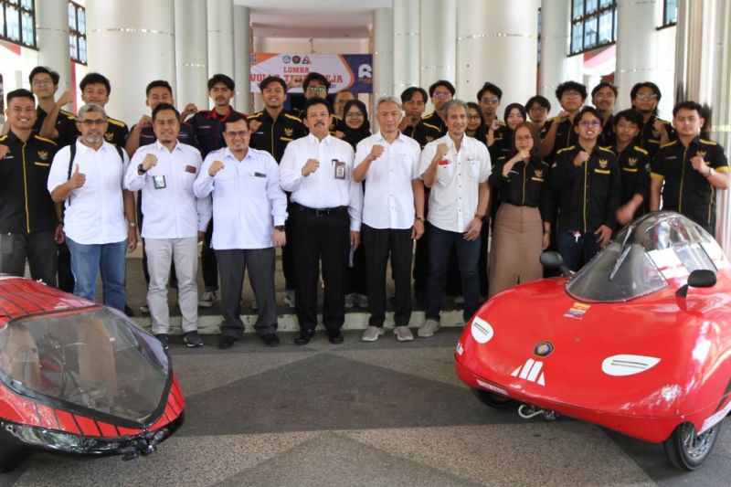 Tim Apatte62 Brawijaya Universitas Brawijaya saat peluncuran dua mobil rancangannya. yakni Nogososro Diesel dan Marsela EV yang akan berlaga di ajang Kontes Mobil Hemat Energi (KMHE) 2024 di Sirkuit Carnaval Ancol Jakarta, pada 6-10 Oktober 2024. (ANTARA/HO-Universitas Brawijaya)