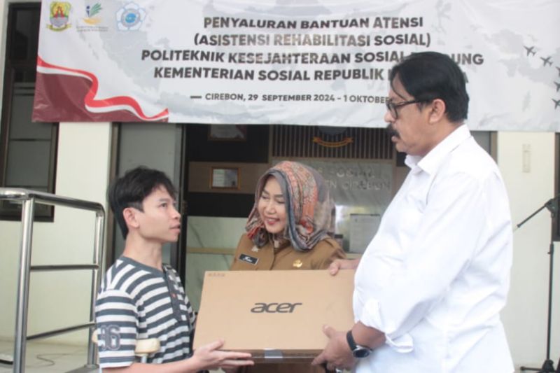 Dinas Sosial Cirebon Salurkan Bantuan Atensi untuk Kelompok Rentan