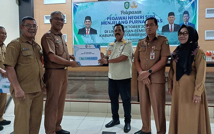 Kasatpol PP dan Sekretaris DPRD Kotim Purna Tugas