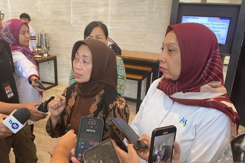 Ketua Dewan Pers Ninik Rahayu (kiri) dalam acara Aksi dan Kolaborasi Pentahelix: Penguatan Media dan Pers dalam Pencegahan dan Respon Kekerasan Berbasis Gender di Jakarta, Senin (30/9/2024). (ANTARA/Rizka Khaerunnisa)