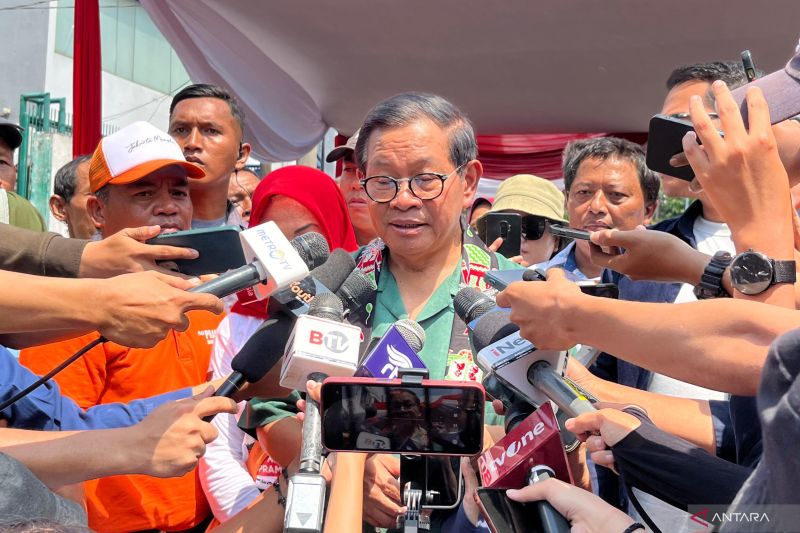 Calon gubernur (cagub) DKI Jakarta nomor urut 3, Pramono Anung usai mendengar keluhan warga di pinggiran rel, Cideng, Gambir, Jakarta Pusat, Senin (30/9/2024). ANTARA/Siti Nurhaliza