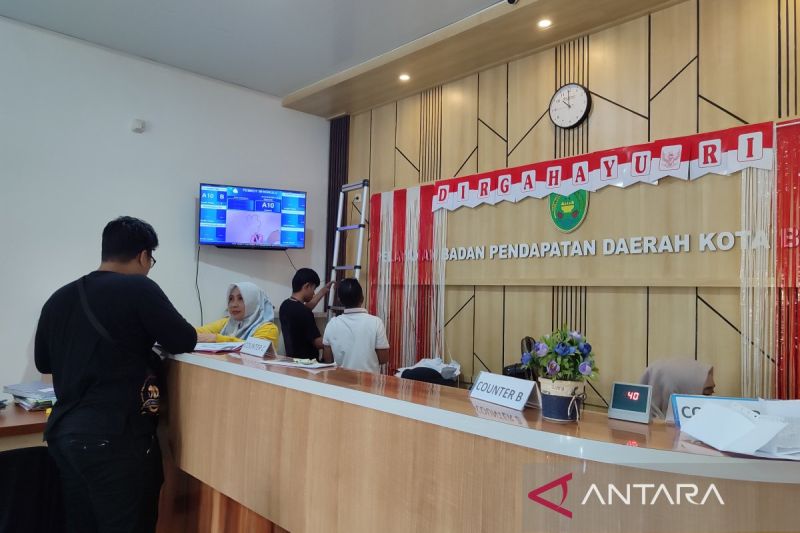 Masyarakat saat membayar pajak di Kantor Bapenda Kota Bengkulu (30/9/2024). ANTARA/Anggi Mayasari