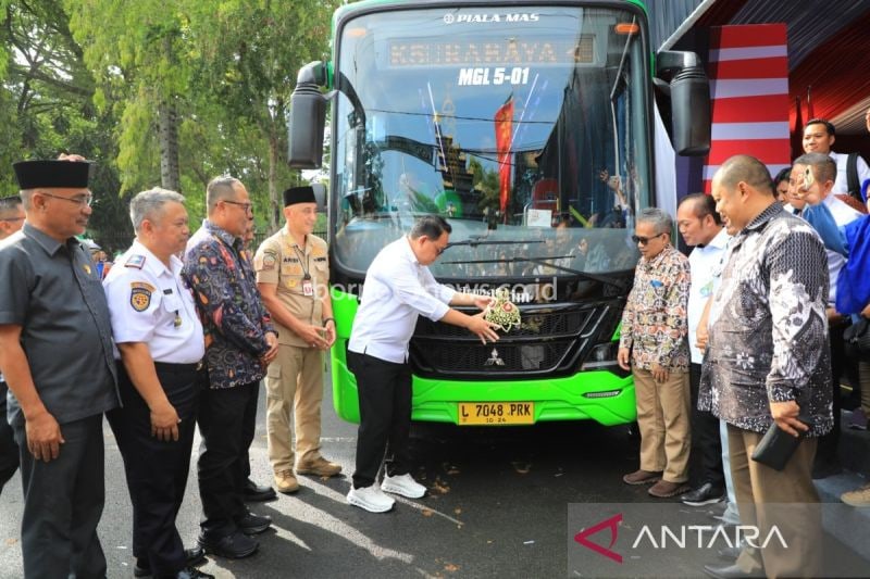 Peluncuran pengoperasian Bus Trans Jatim Koridor V rute Terminal Bangkalan - Terminal Purabaya di alun-alun Pendopo Pemkab Bangkalan, Senin (30/9/2024). ANTARA/HO-Biro Adpim Jatim