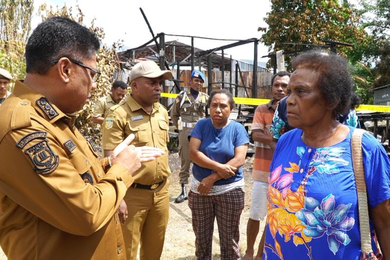 Pemkot Jayapura Serahkan Bantuan kepada Korban Kebakaran di Yoka