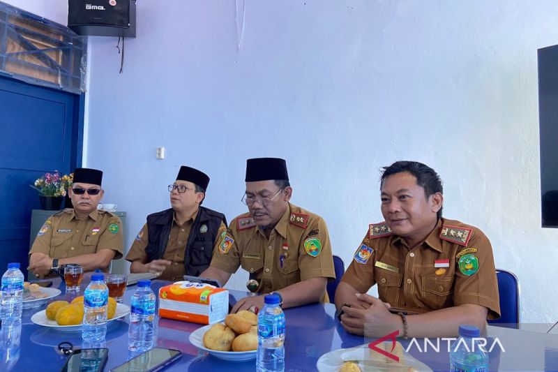 Kepala Dinas Dikbud A. Gunawan didampingi Kadis Kominfo Kota Bengkulu Gita Gama Raniputera saat menyampaikan rilis (30/9). ANTARA/Anggi Mayasari