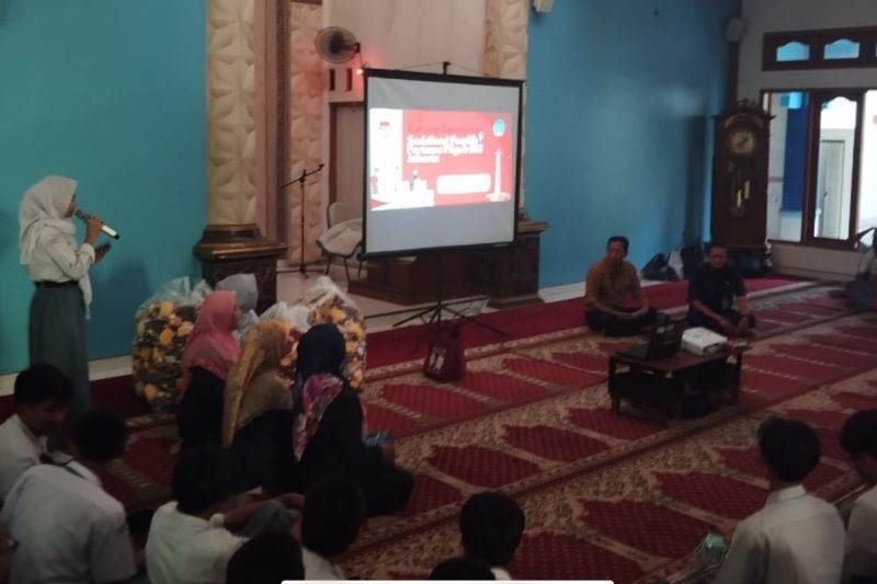 Siswa SMAN 92 Semper Barat, Jakarta Utara tengah menyimak sosialisasi Pilkada oleh KPU DKI Jakarta, Senin (30/9/2024). ANTARA/HO-KPU Jakut
