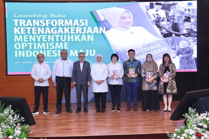 Menaker Ida Fauziyah (tengah) dalam peluncuran bukunya "Transformasi Ketenagakerjaan Menyentuhkan Optimisme Indonesia Maju" bertempat di ruang Tridharma Kemnaker, Jakarta, Senin (30/9/2024) ANTARA/HO-Kemnaker