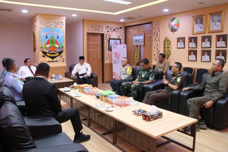 Pejabat Sementara (Pjs) Gubernur Kalimantan Utara Togap Simangunsong saat silaturahmi dan koordinasi dengan Forkopimda Kaltara. (ANTARA/HO-DKISP Kaltara)