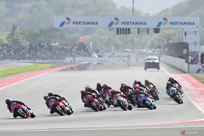 Sejumlah pembalap memacu kecepatan motornya saat berlomba dalam MotoGP Mandalika di Pertamina Mandalika International Street Circuit, Lombok Tengah, NTB, Minggu (29/9/2024). Pembalap Prima Pramac Jorge Martin berhasil memenangi MotoGP Mandalika sementara posisi kedua diraih pembalap Red Bull GASGAS Tech3 Pedro Acosta dan posisi ketiga diraih pembalap Ducati Lenovo Francesco Bagnaia. ANTARA FOTO/Akbar Nugroho Gumay/YU (ANTARA FOTO/AKBAR NUGROHO GUMAY)