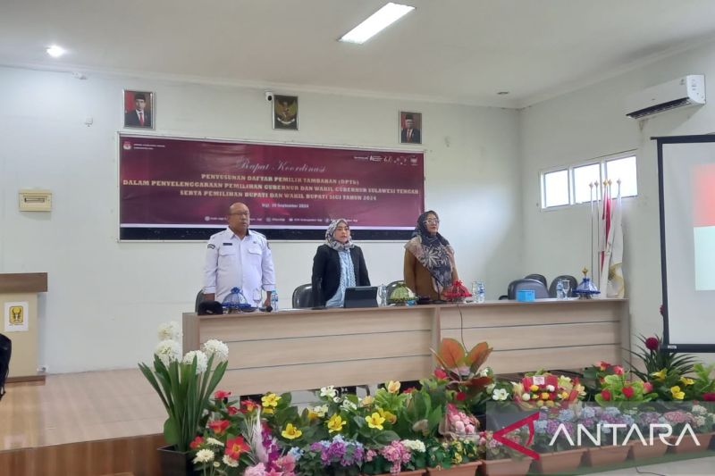 Ketua Divisi Perencanaan, Data dan Informasi KPU Sigi Rosnawati (tengah) saat memimpin Rapat koordinasi pengusunan Daftar Pemilih Tambahan (DPTb) penyelenggaraan Pemilihan Gubernur dan Wakil Gubernur Sulawesi Tengah serta Pemilihan Bupati dan Wakil Bupati Kabupaten Sigi tahun 2024 di Desa Kotapulu, Kecamatan Dolo, Senin (30/9/2024). ANTARA/MOH SALAM