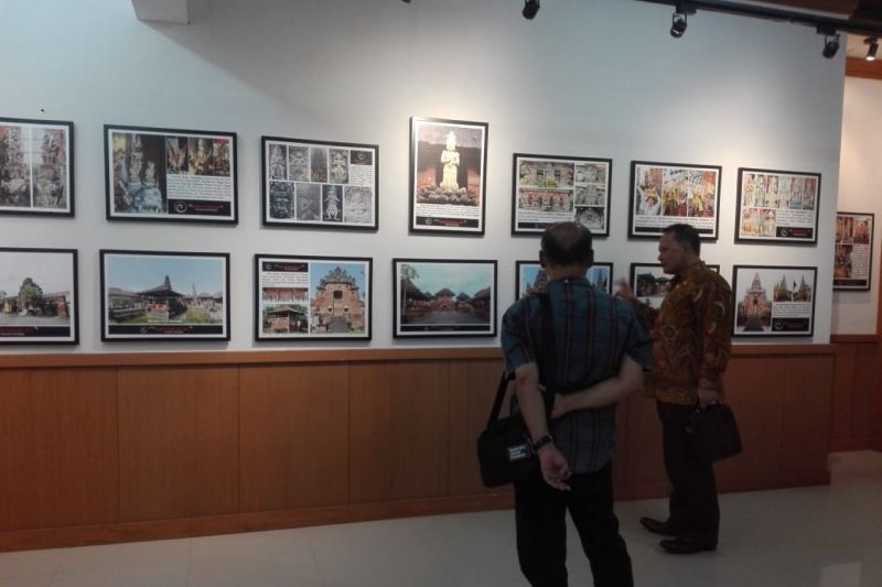 Arsip foto - Masyarakat mengunjungi anjungan pameran bertema "Situs dan Ritus Tatanan Peradaban Bali Tua" di Denpasar. (Antaranews Bali/Komang Suparta/I020/2019)