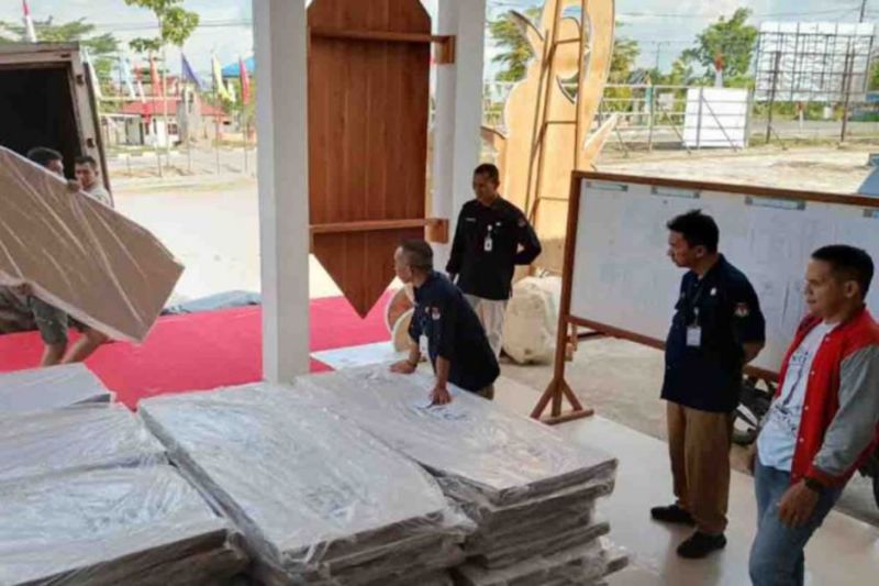 KPU Kabupaten Gunung Mas menerima logistik Pilkada. (ANTARA/Chandra)