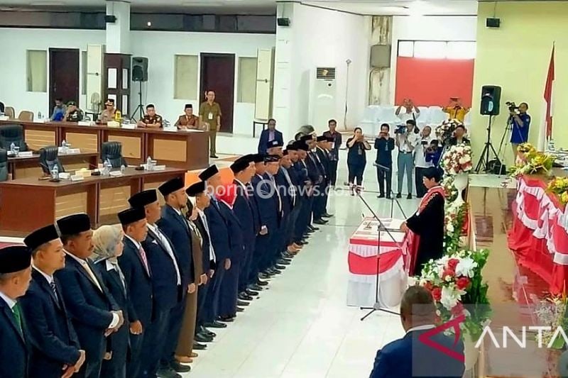 Ketua Pengadilan Negeri Sorong, Beauty Simatauw melantik 25 anggota DPRD Kabupaten Sorong periode 224-2025 di Kantor DPRD Kabupaten Sorong, Senin (30/9/2024) (ANTARA/Yuvensius Lasa Banafanu)
