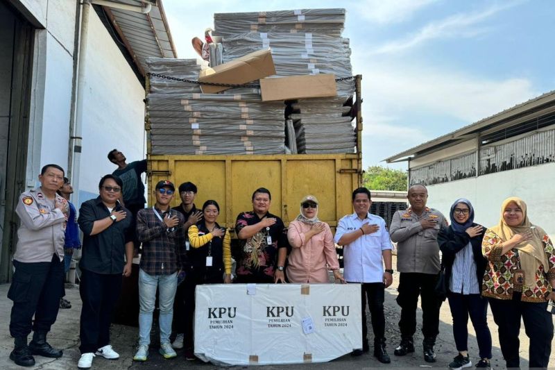 Ketua Komisi Pemilihan Umum (KPU) Jakarta Timur Tedi Kurnia beserta jajarannya, anggota Bawaslu DKI Jakarta Rini Rianti Andriani dan anggota Polres Metro Jaktim saat menerima logistik Pilkada Jakarta berupa 14.560 bilik suara di gudang logistik KPU Jaktim, kawasan industri Pulogadung, Cakung, Jakarta Timur, Kamis (26/9/2024). ANTARA/HO-KPU Jakarta Timur