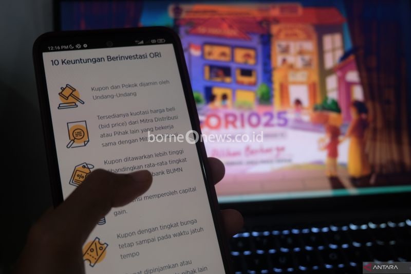 Pengguna mengecek informasi Obligasi Negara Ritel Seri 025 (ORI025). ANTARA/Rizka Khaerunnisa