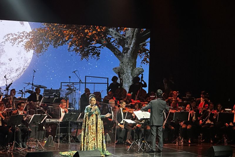 Vina Panduwinata dan Addie MS tampil pada konser amal September Selalu Ceria di Jakarta Concert Hall, Jakarta, Senin (30/9/2024). (ANTARA/Pamela Sakina)